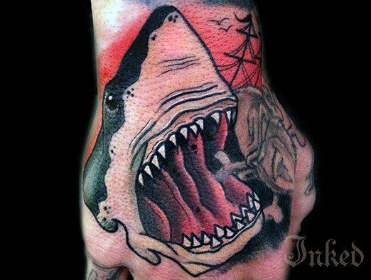 tatuajes tiburón atacando
