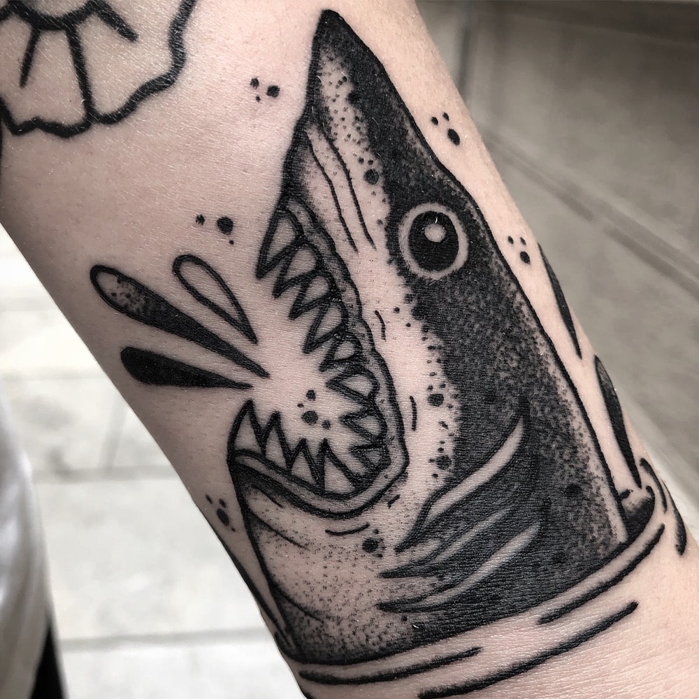 tatuajes tiburón blackwork