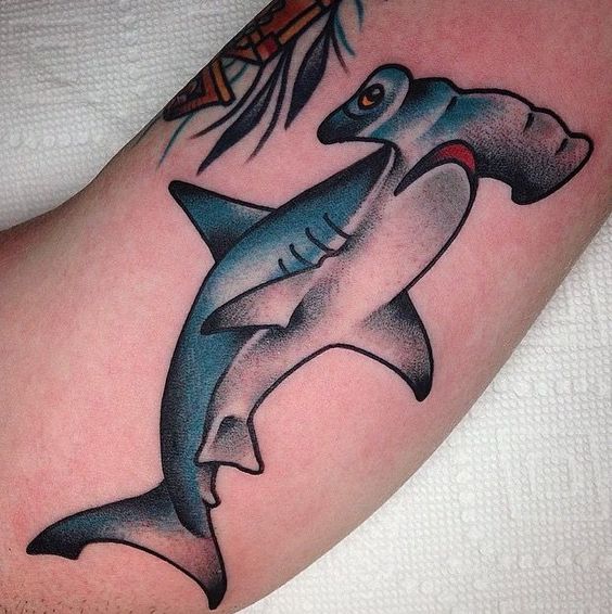 tatuajes tiburón neotradicional