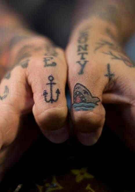 tatuajes tiburones dedos