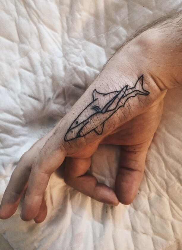 tatuajes tiburones línea fina