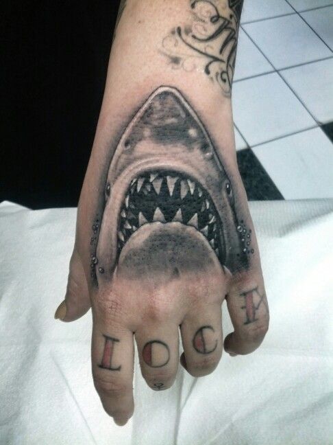 tatuajes tiburones mano