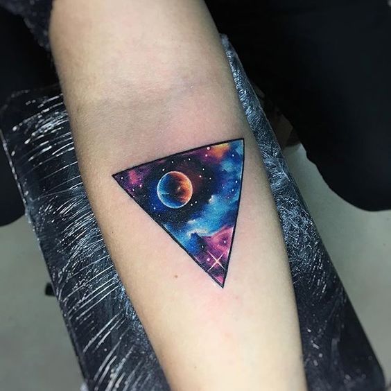 tatuajes universo triángulo