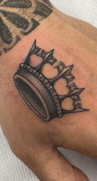 tatuaje corona mano