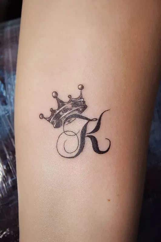 tatuaje coronas iniciales
