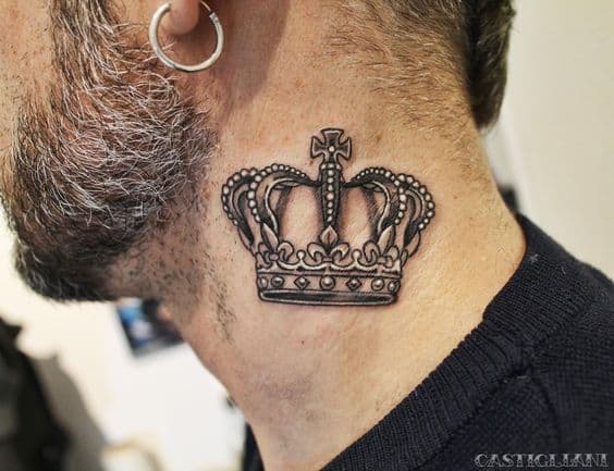 tatuajes coronas cuello