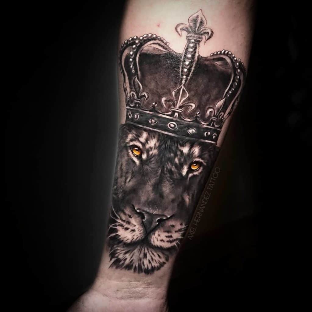 tatuajes leones coronas