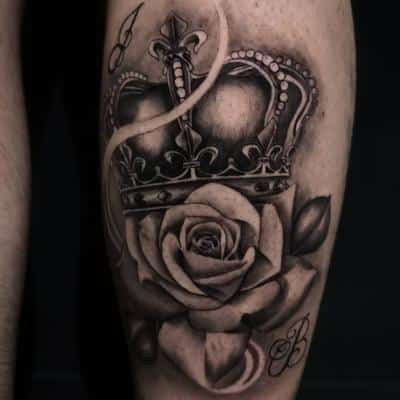 tatuajes de rosas con coronas
