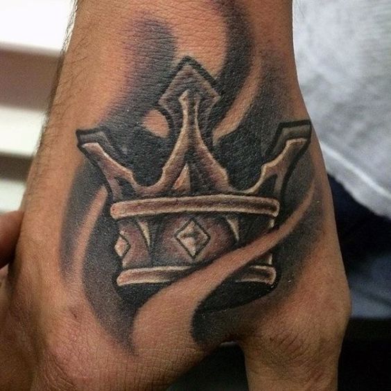tatuaje corona mano