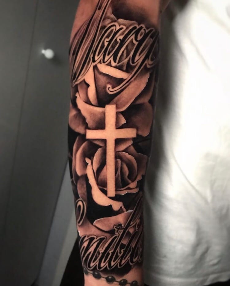 tatuaje cruz brazo