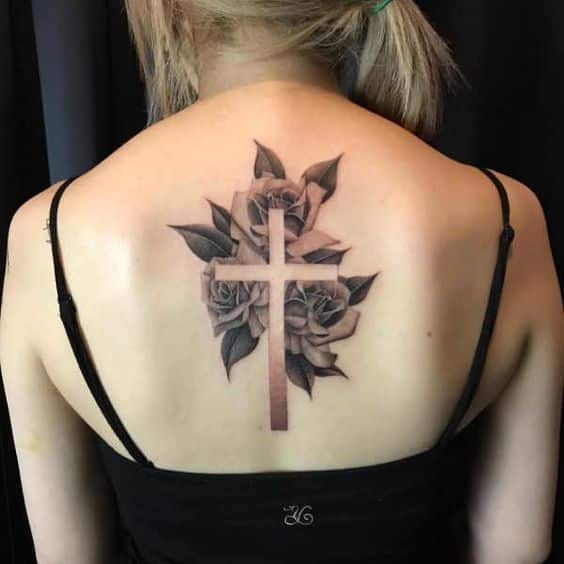tatuaje cruz rosas