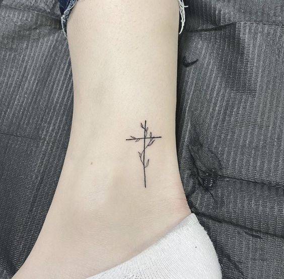 tatuaje cruz pequeño mujer