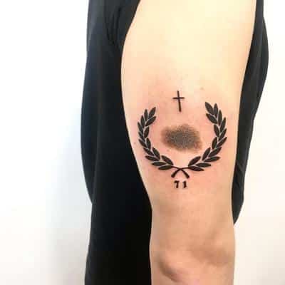 tatuaje cruz tríceps