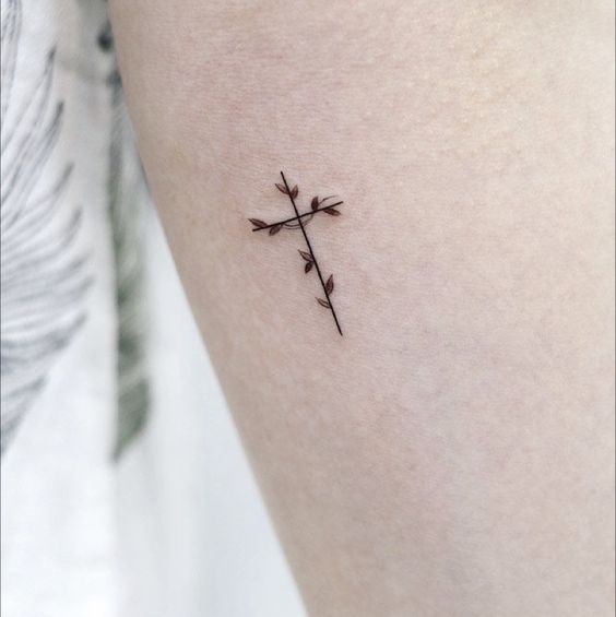 tatuaje cruz pequeño mujer