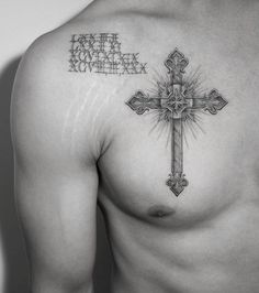 tatuaje cruz pecho