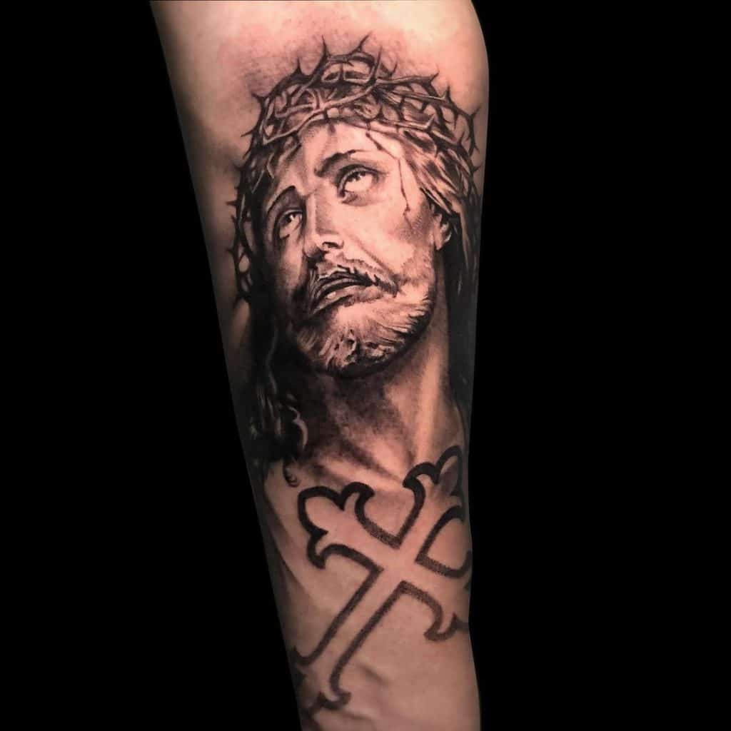 tatuaje cruz brazo