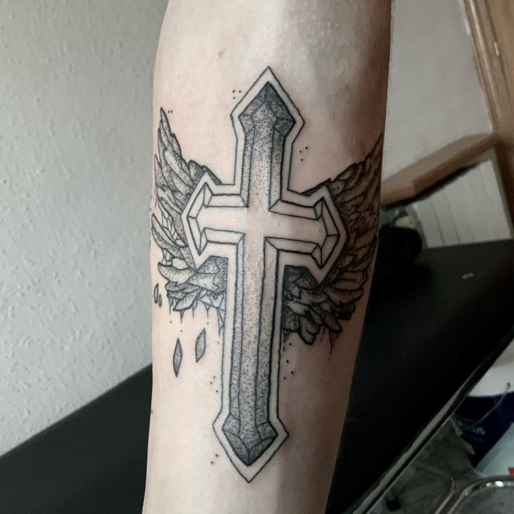 tatuaje cruz alas