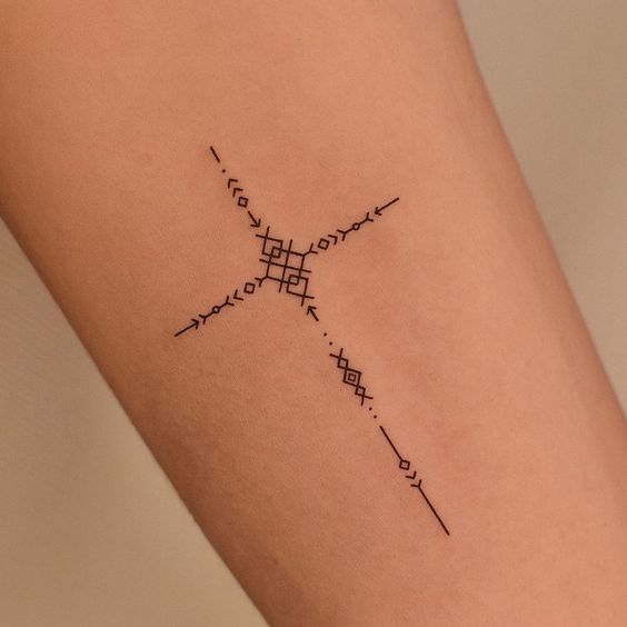 tatuaje cruz fina