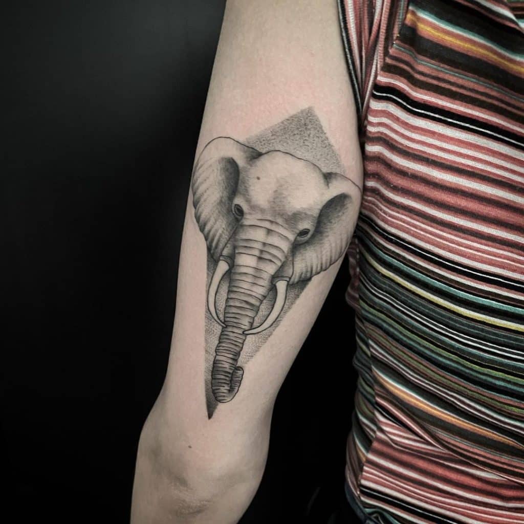 tatuaje elefante geométrico