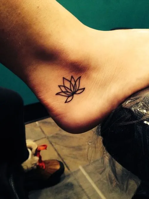 tatuaje flor de loto tobillo