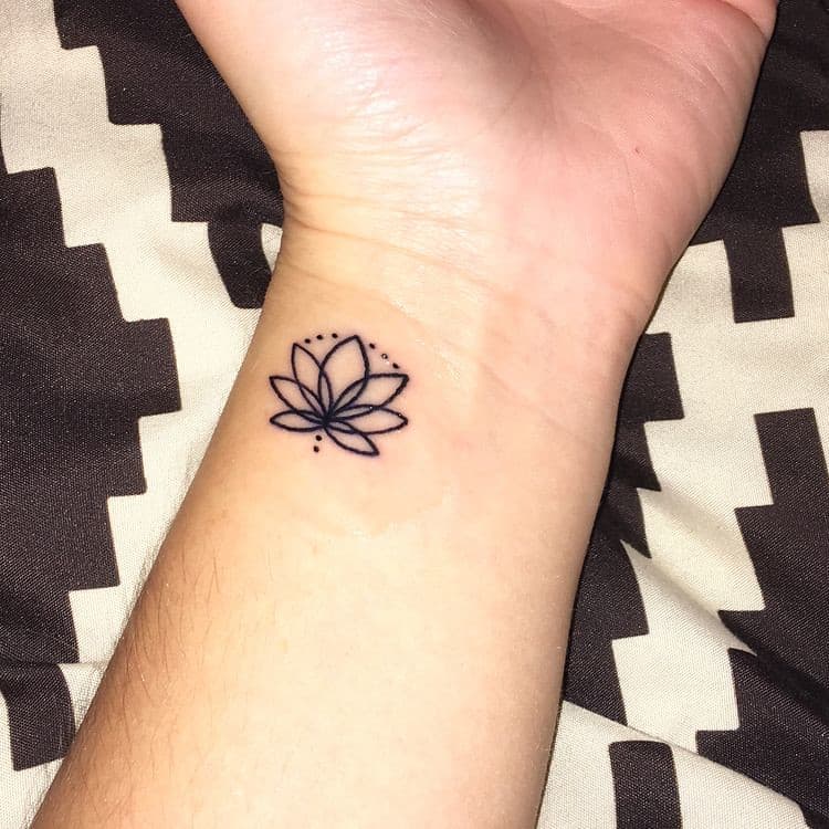 tatuaje flor de loto mano