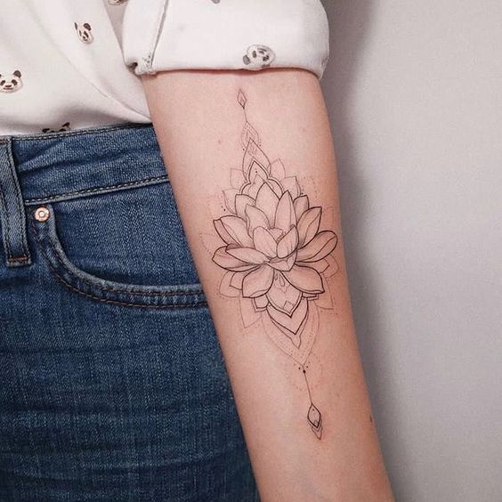 tatuaje flor de loto blackwork