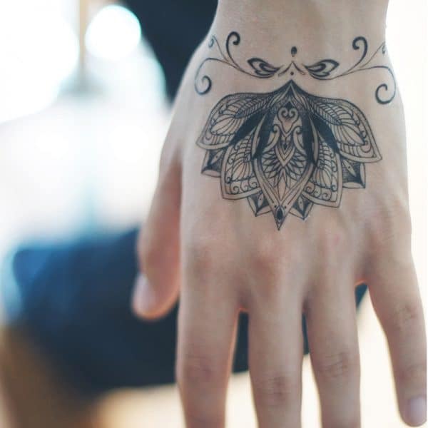 tatuaje flor de loto mano