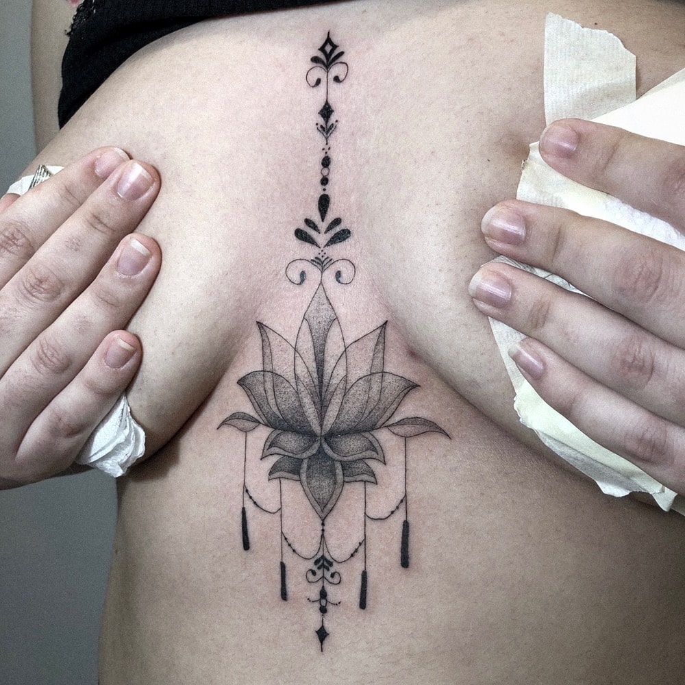 tatuaje flor de loto pecho