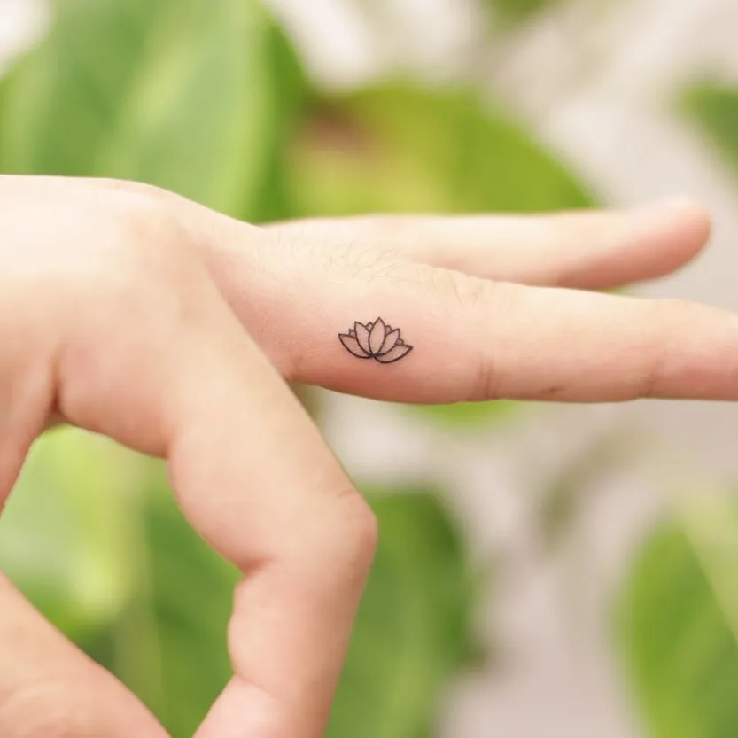 tatuaje flor de loto pequeño