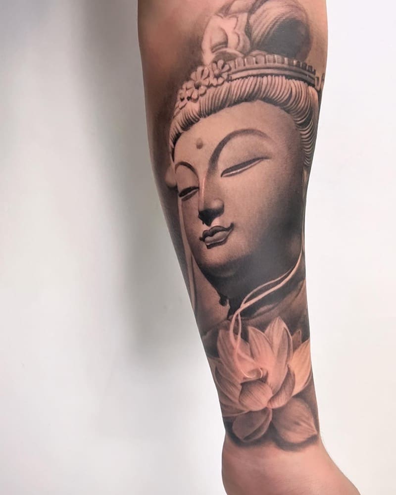 tatuaje flor de loto brazo