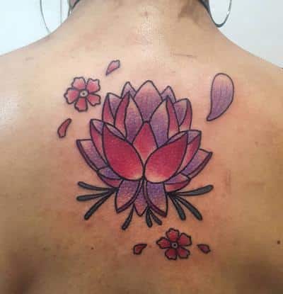 tatuaje flor de loto espalda