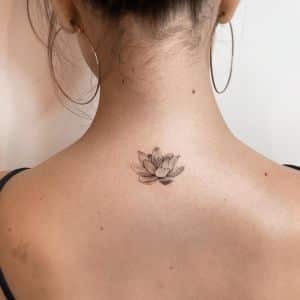 tatuaje flor de loto minimalista