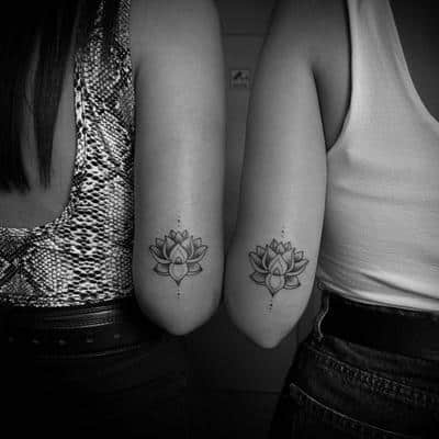 tatuaje flor de loto amigas