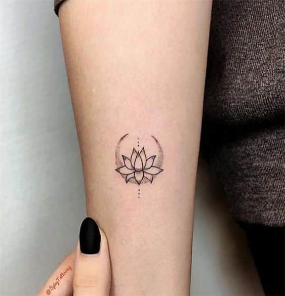 tatuaje flor de loto brazo