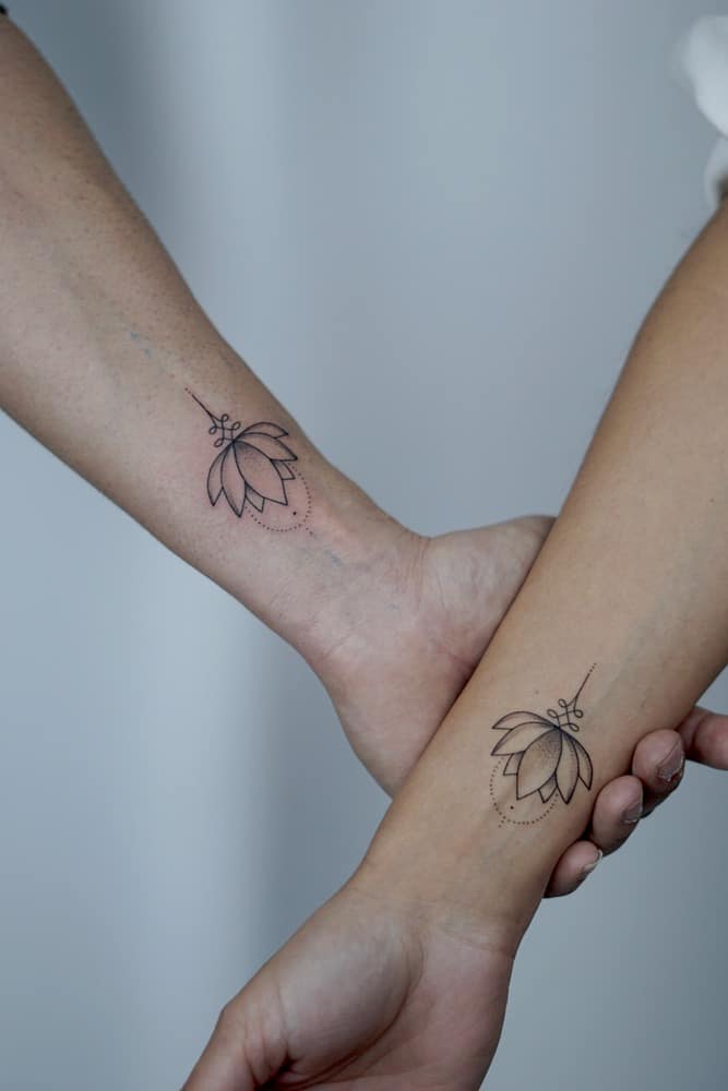 tatuaje flor de loto amigas