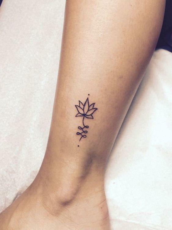 tatuaje flor de loto tobillo