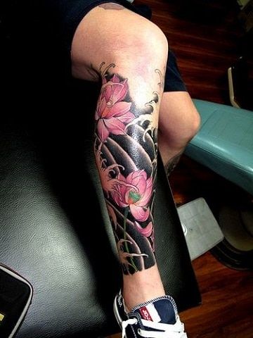 tatuaje flor de loto pierna