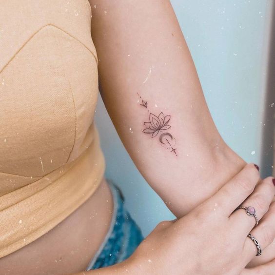 tatuaje flor de loto minimalista