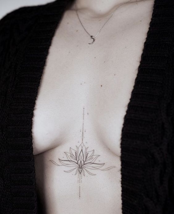 tatuaje pecho flor de loto