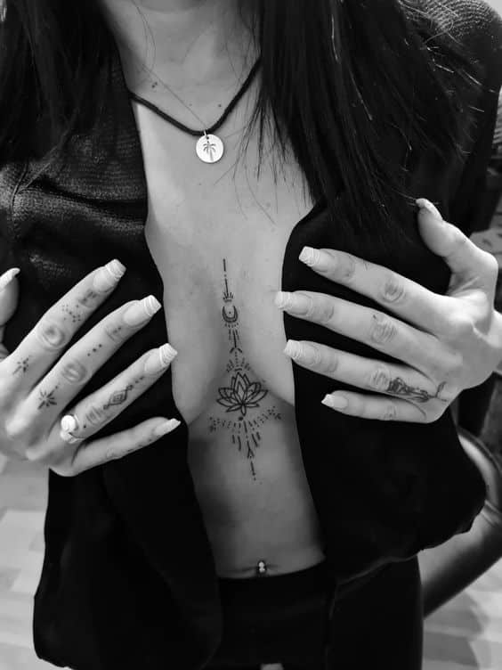 tatuaje pecho flor de loto