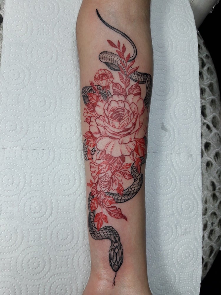 tatuaje serpiente rosa