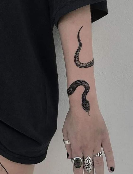tatuaje serpiente rodeando brazo