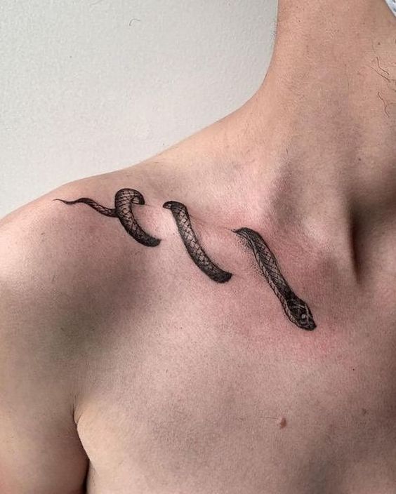 tatuaje serpiente clavícula