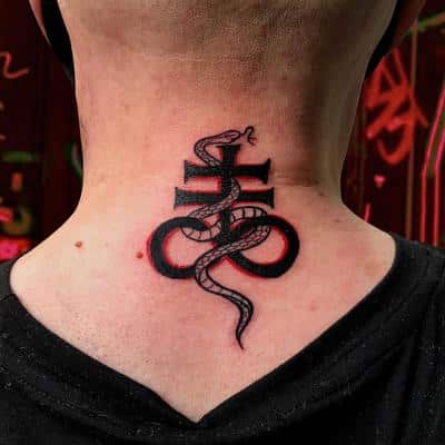 tatuaje serpiente cuello