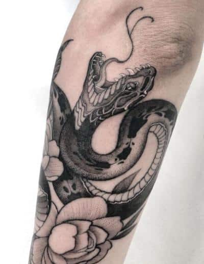 tatuaje serpiente antebrazo