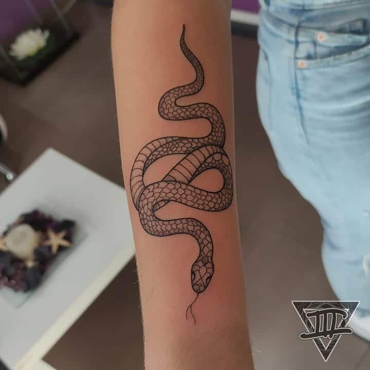 tatuaje serpiente enroscada
