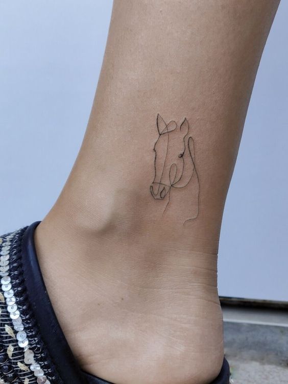Tatuaje minimalista caballo
