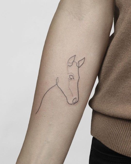 tatuaje caballo lineal