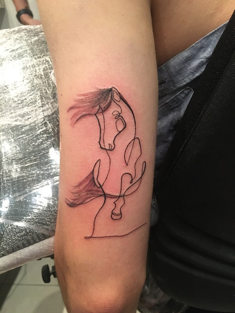 tatuaje caballo lineal