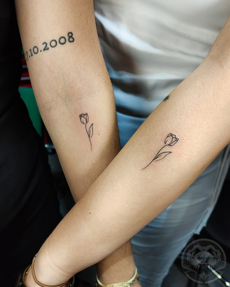 tatuaje hermanas delicados